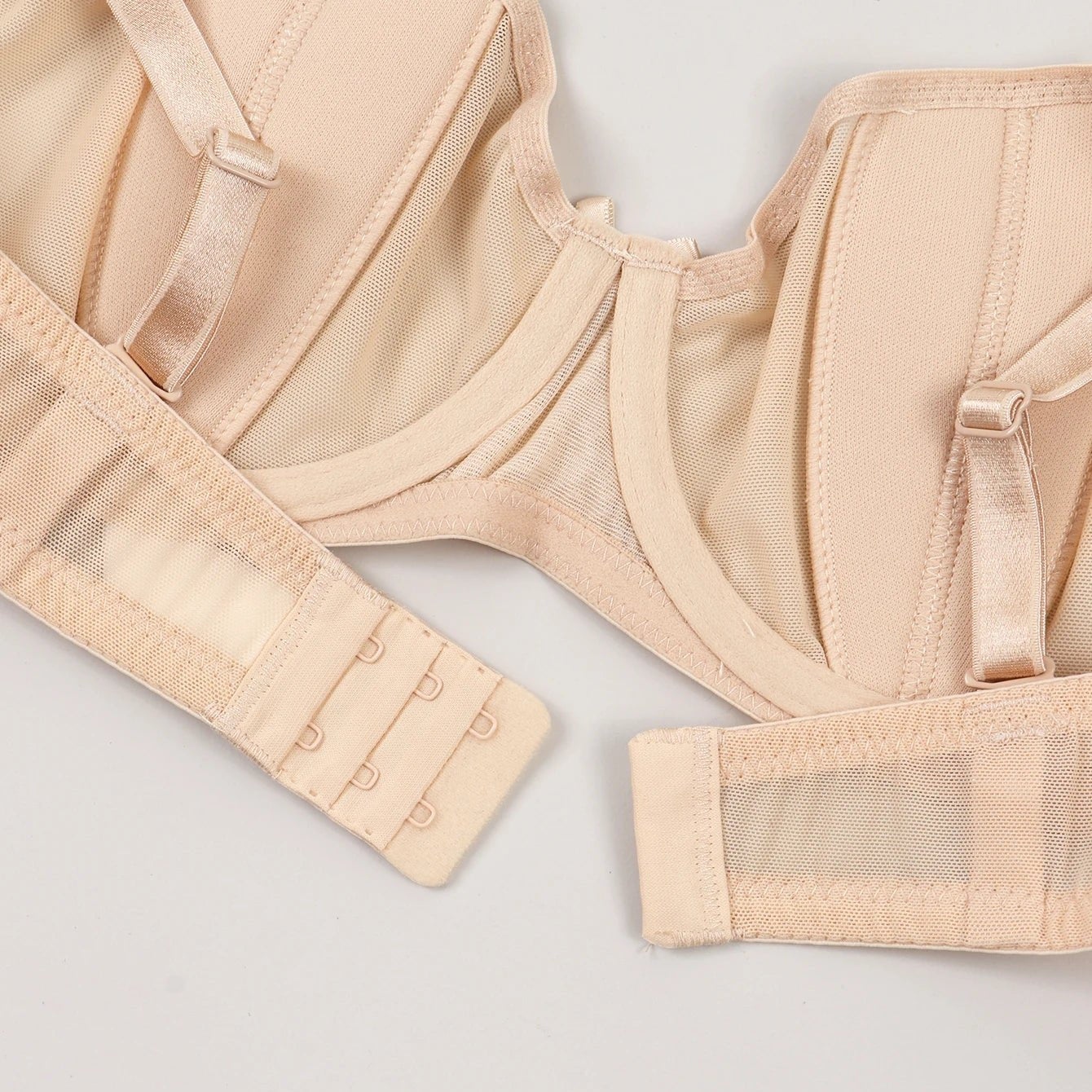 Biustonosz siateczkowy typu balkonetka