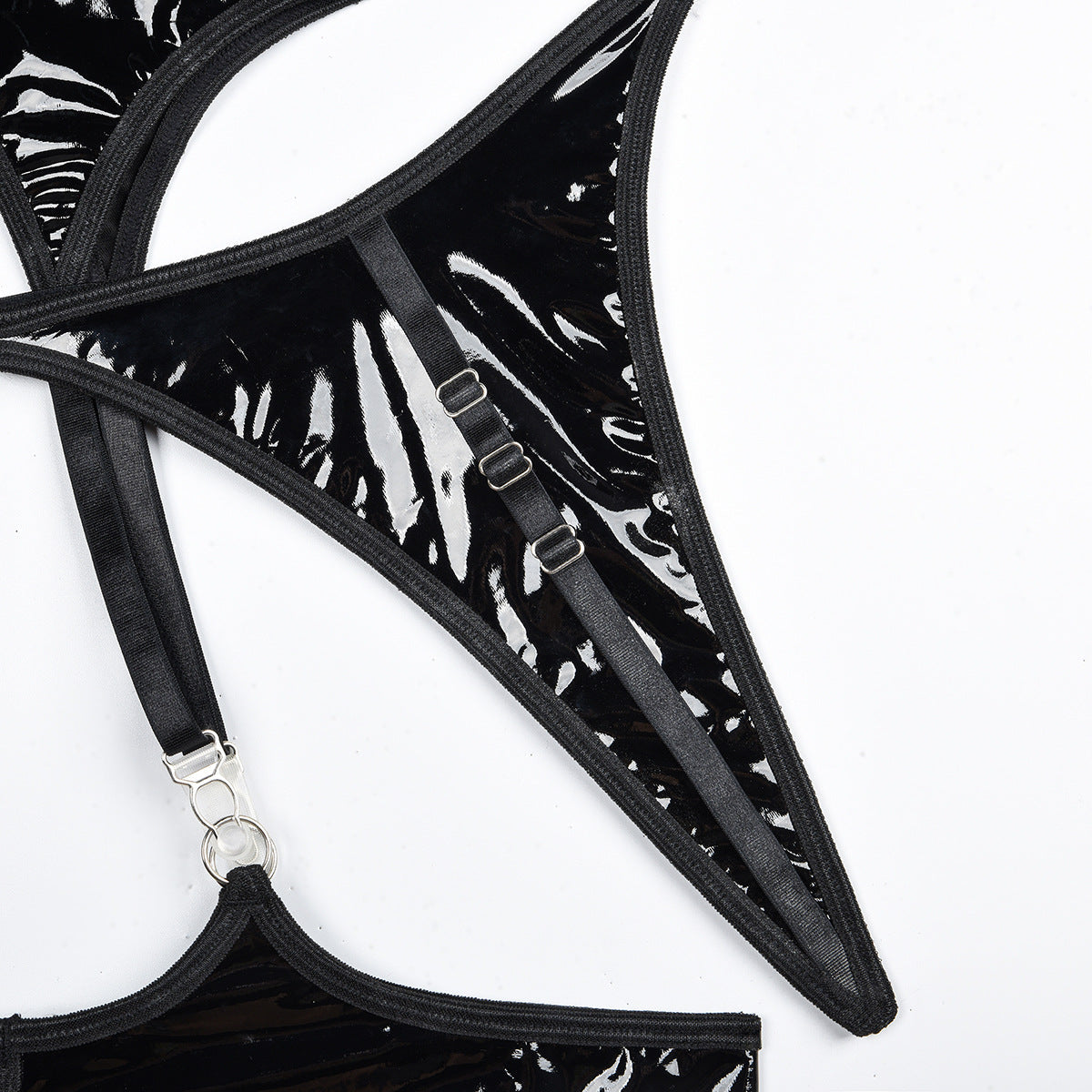 Komplet bielizny imitujący lateks z wycięciami na biuście