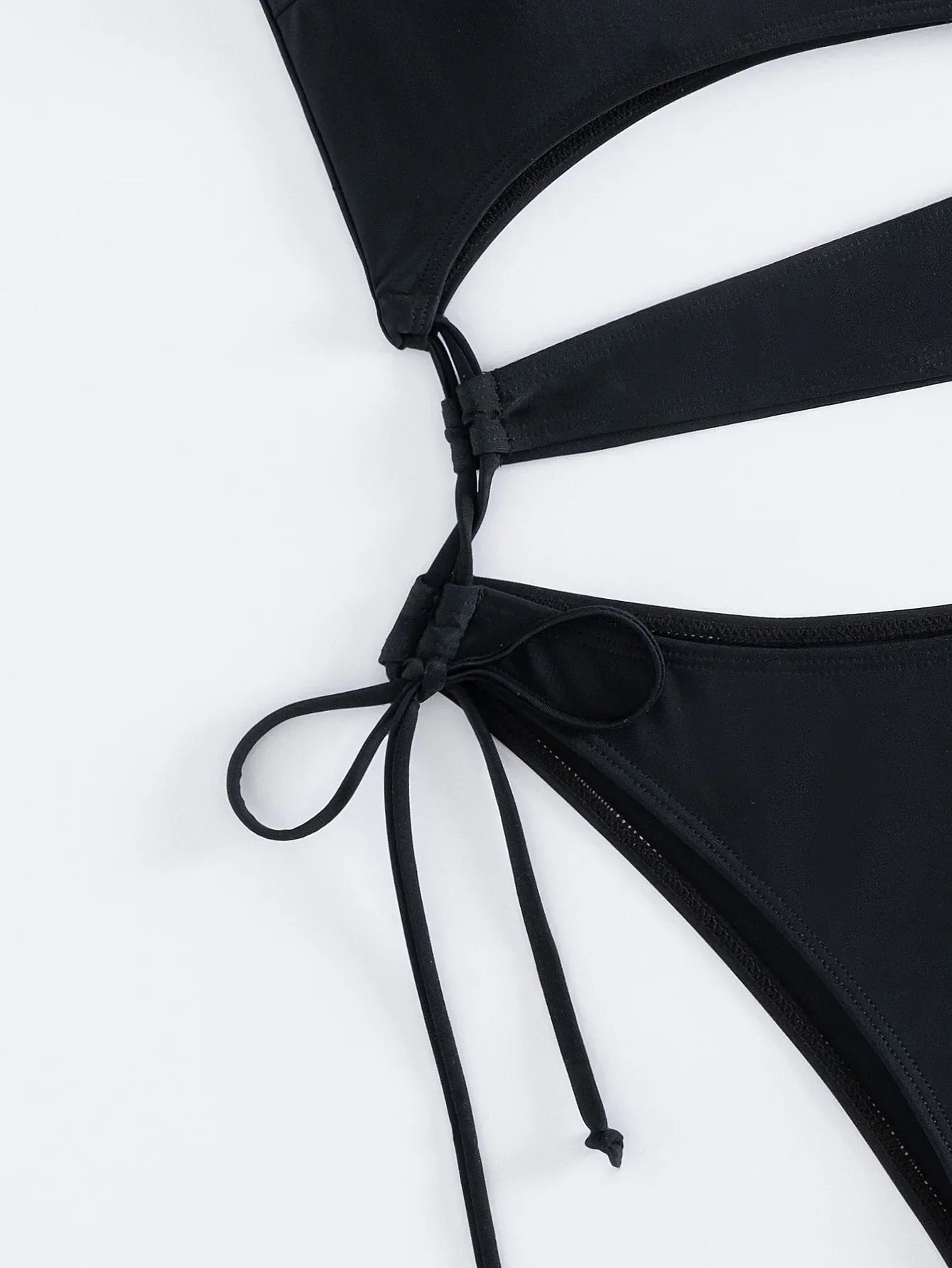 Monokini z wycięciami i wiązaniem na biodrze