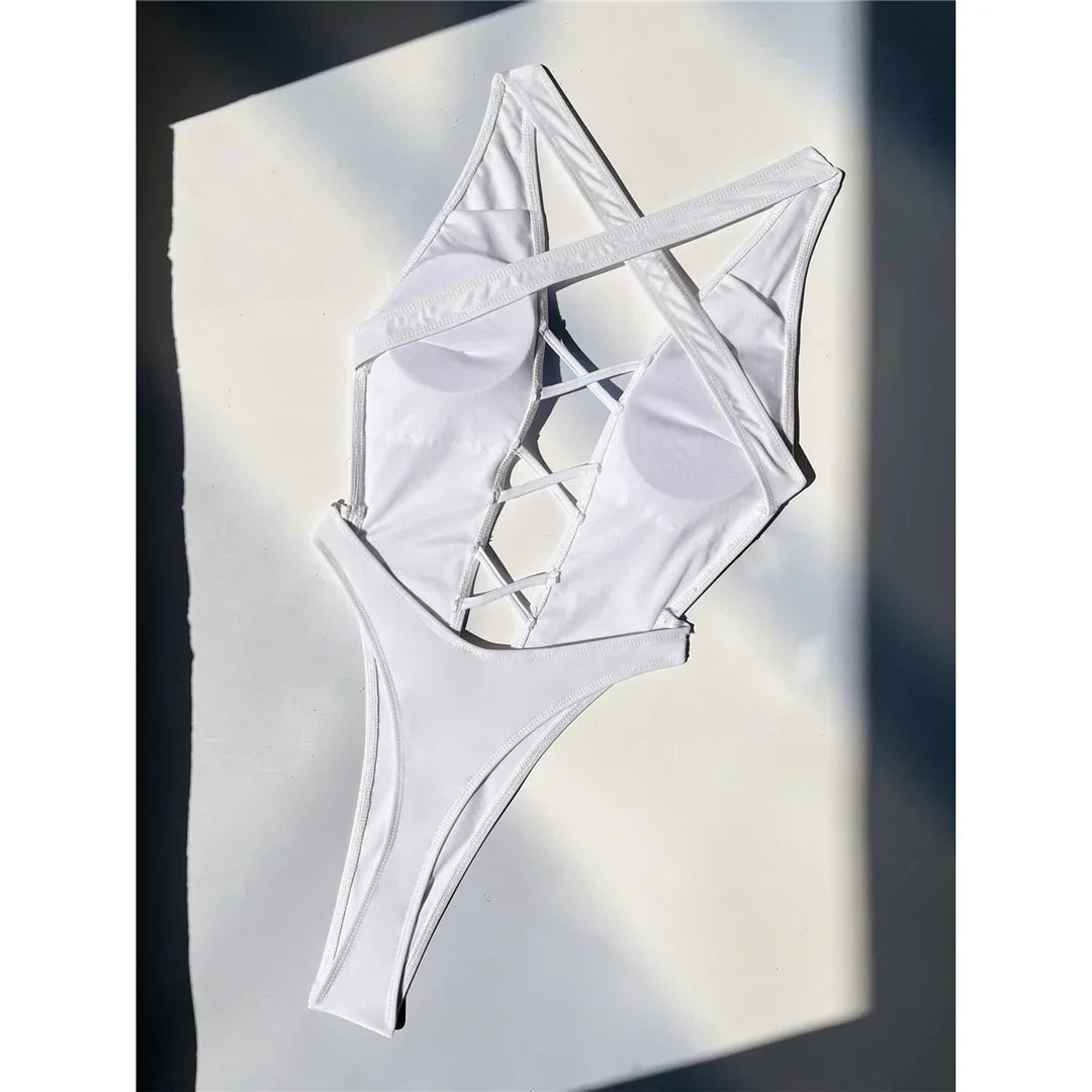 Jednoczęściowy strój kąpielowy z odważnymi wycięciami