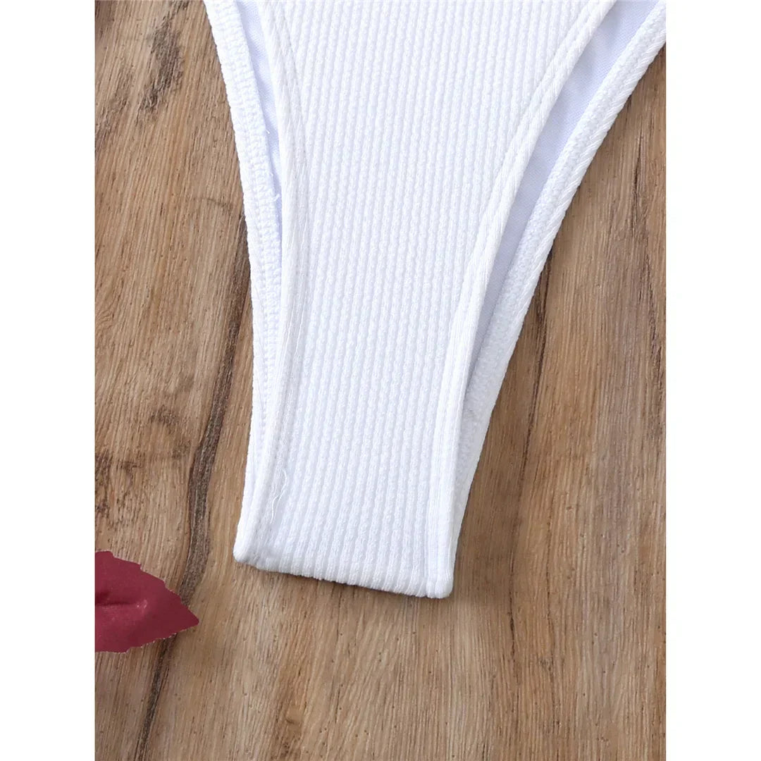 Dwuczęściowy strój kąpielowy z ozdobną wisienką