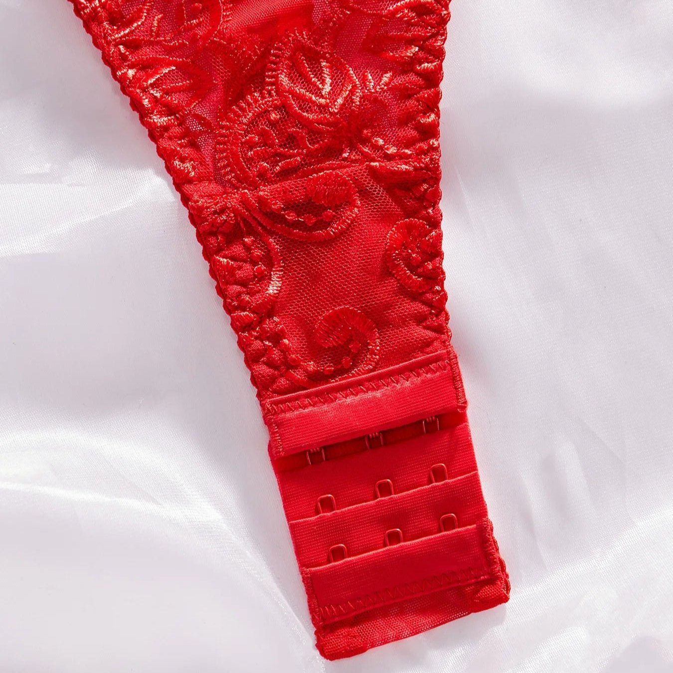 Koronkowe body z głębokim dekoltem w literę V