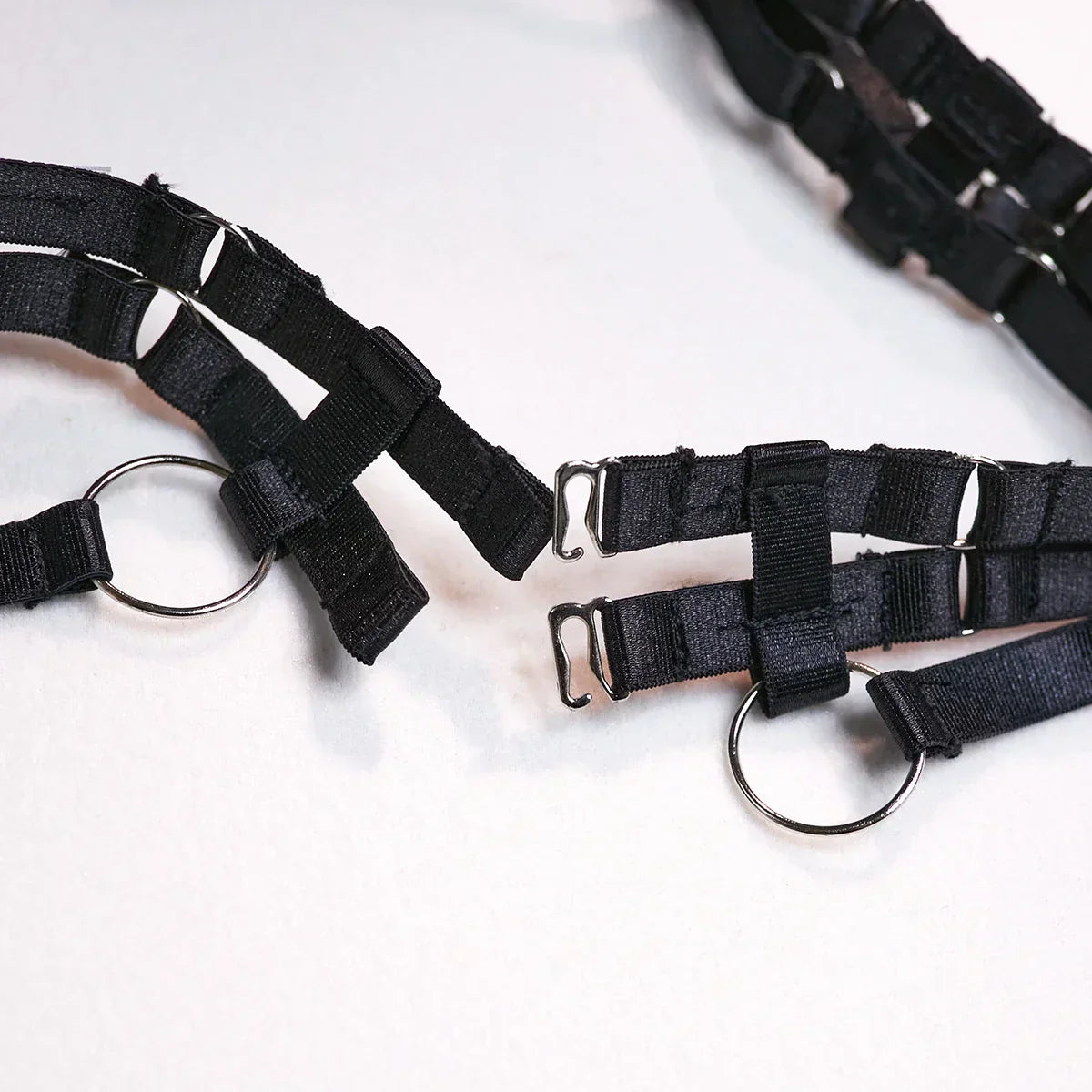 Komplet bielizny w panterkę z ozdobnym pierścieniem w talii