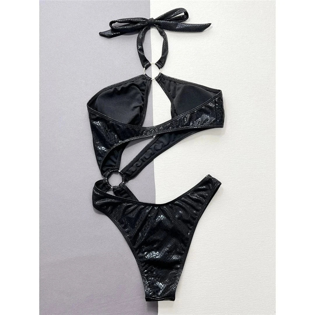 Asymetryczny jednoczęściowy strój kąpielowy z ozdobnymi pierścieniami