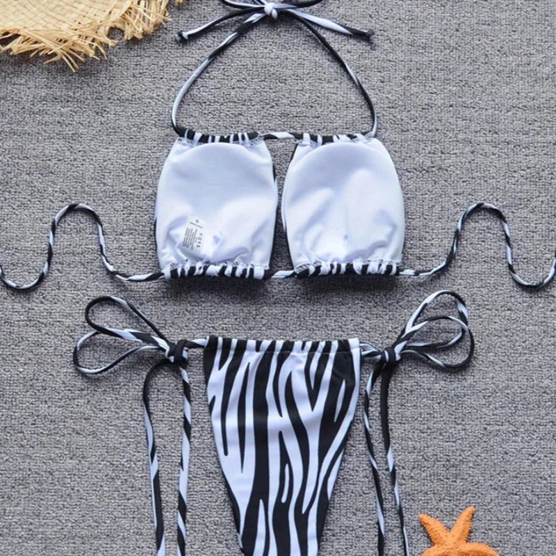 Dwuczęściowy strój kąpielowy z paskami zebry