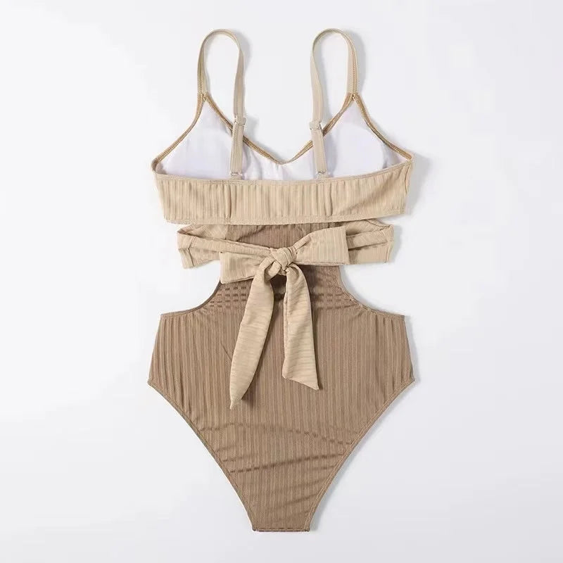 Jednoczęściowy strój kąpielowy prążkowany z wycięciami po bokach