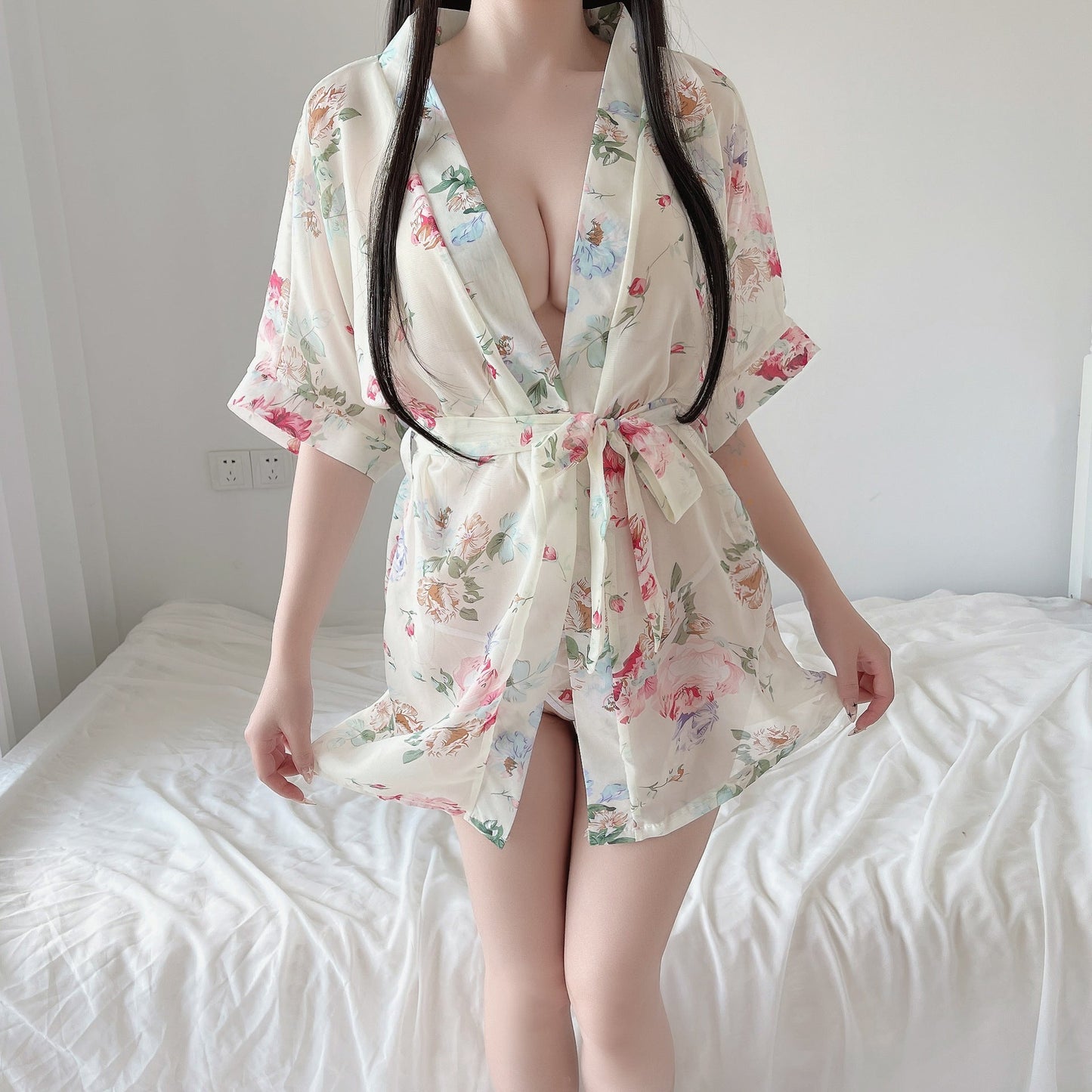 Krótki peniuar damski w kwiaty