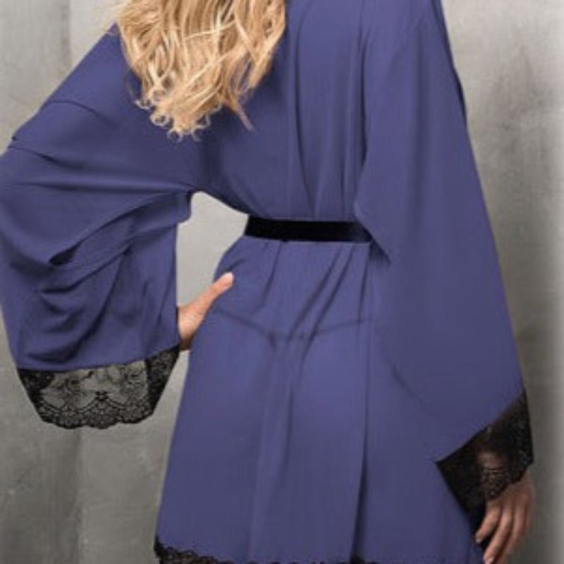 Peniuar z koronkowym wykończeniem