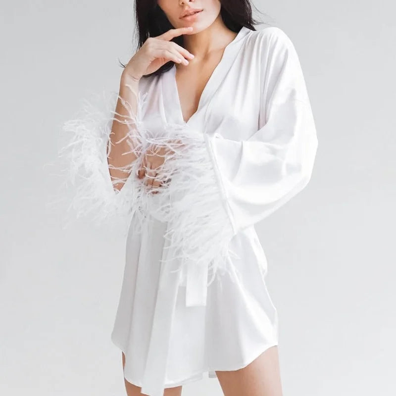 Satynowy peniuar z ozdobnymi piórkami