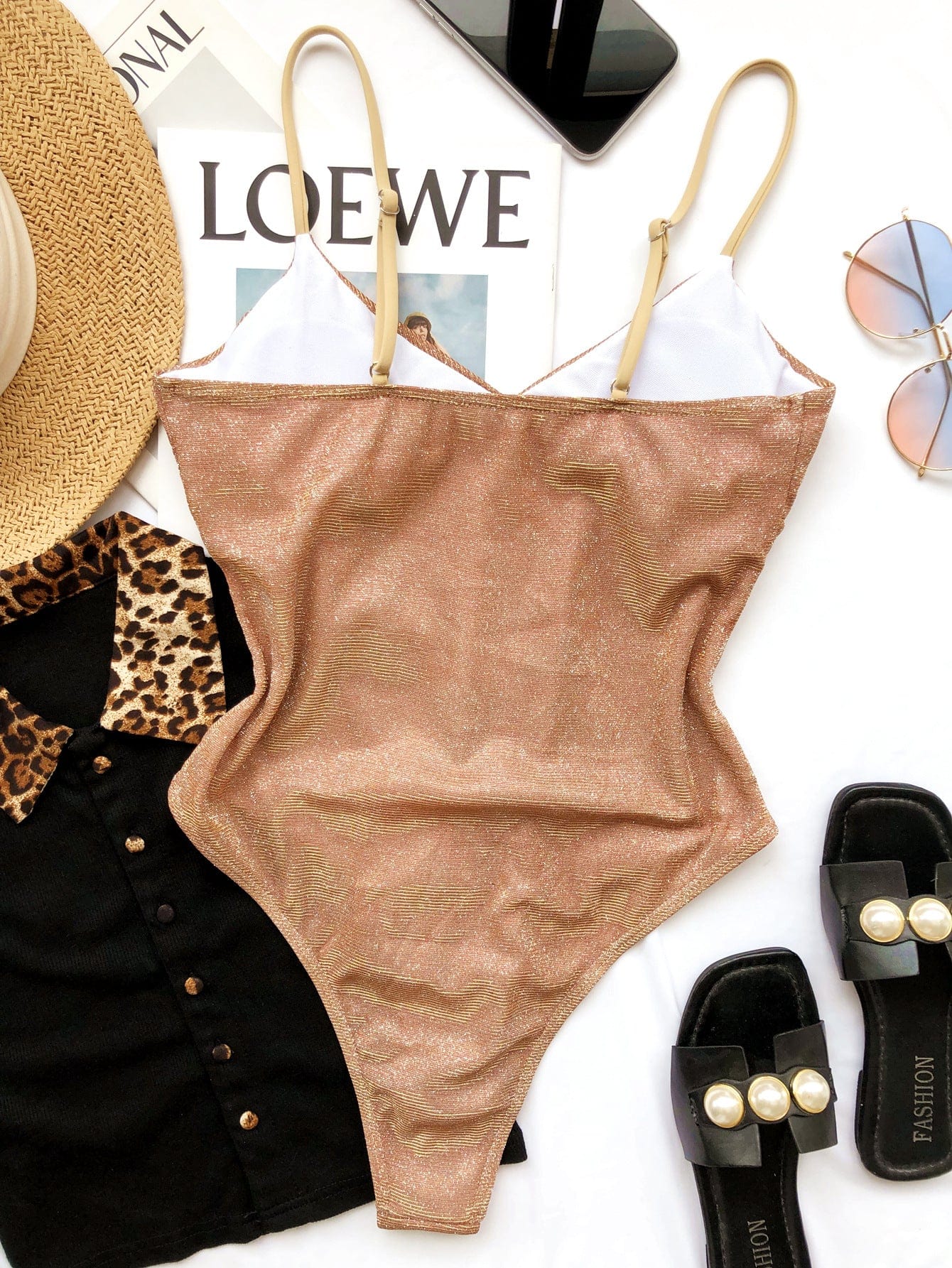 Błyszczący jednoczęściowy kostium kąpielowy z wysokim stanem