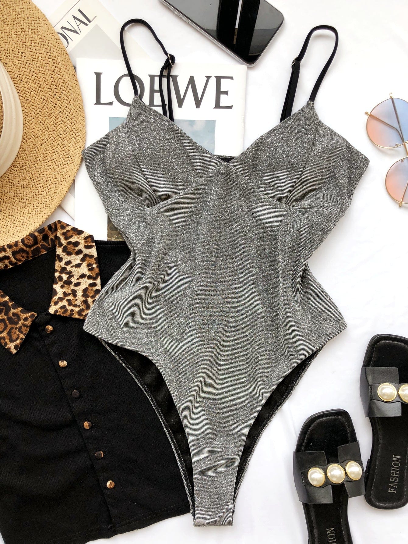 Błyszczący jednoczęściowy kostium kąpielowy z wysokim stanem