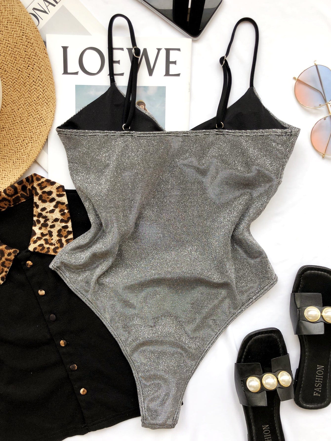 Błyszczący jednoczęściowy kostium kąpielowy z wysokim stanem