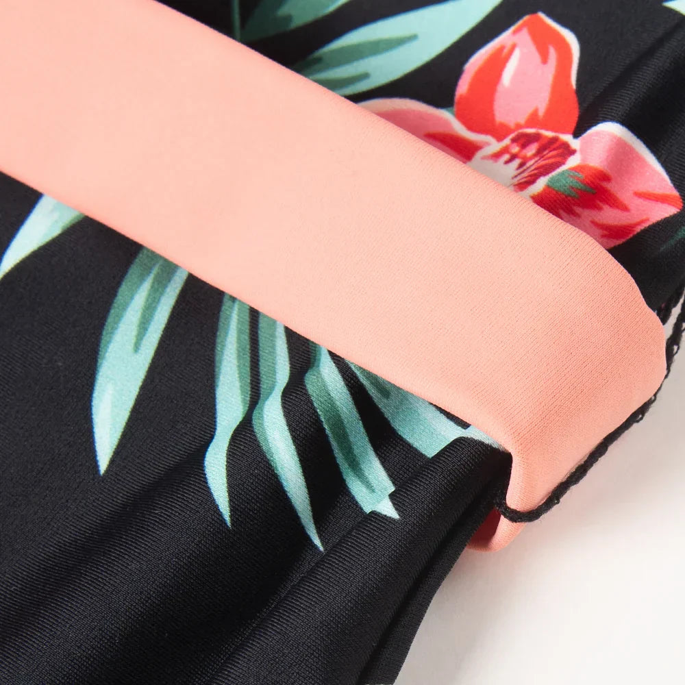 Jednoczęściowy strój kąpielowy z głębokim dekoltem w kształcie litery V