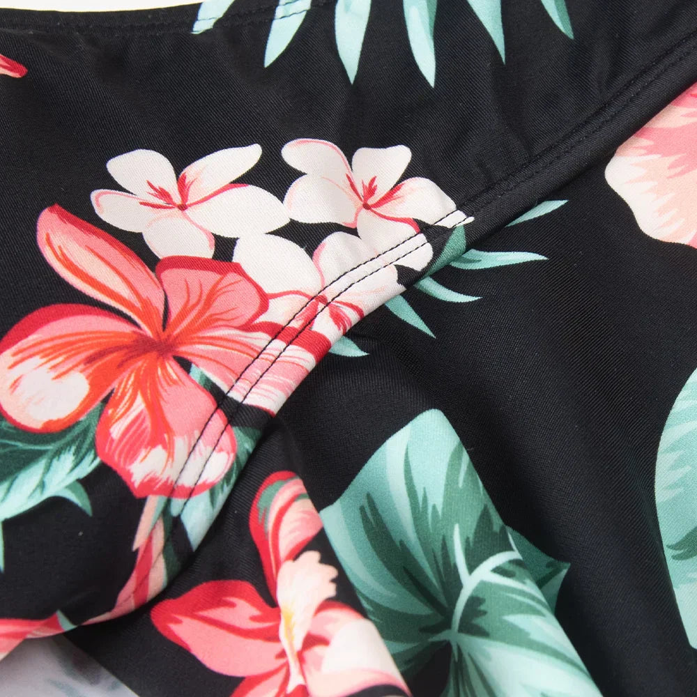 Jednoczęściowy strój kąpielowy z głębokim dekoltem w kształcie litery V