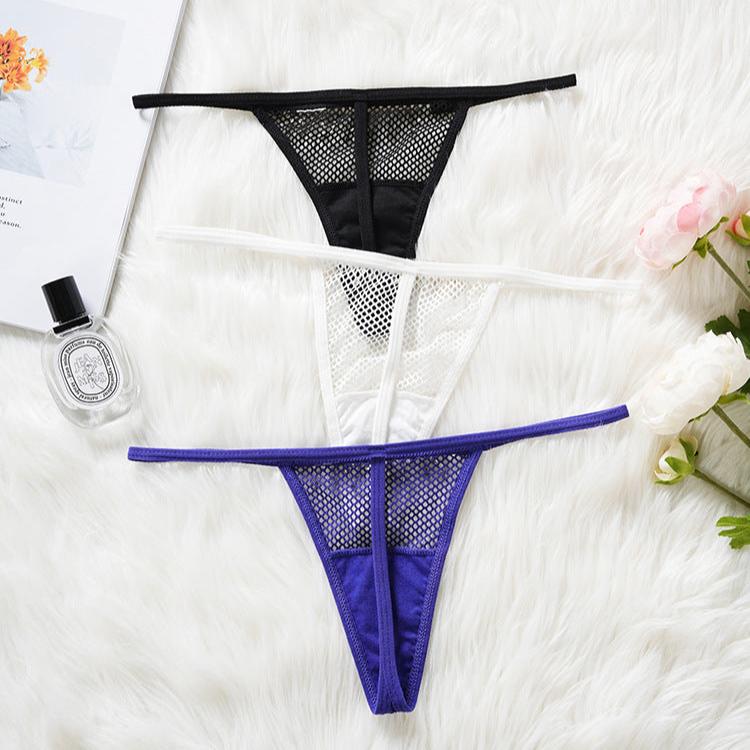 Siateczkowe stringi z ozdobnym łańcuszkiem z cyrkoniami