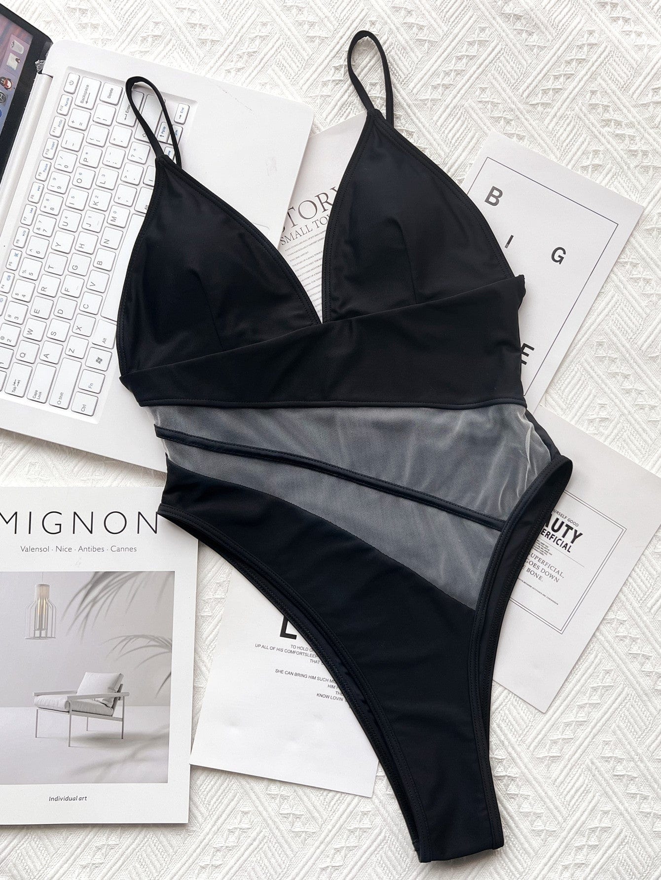 Jednoczęściowy strój kąpielowy z wycięciem na plecach