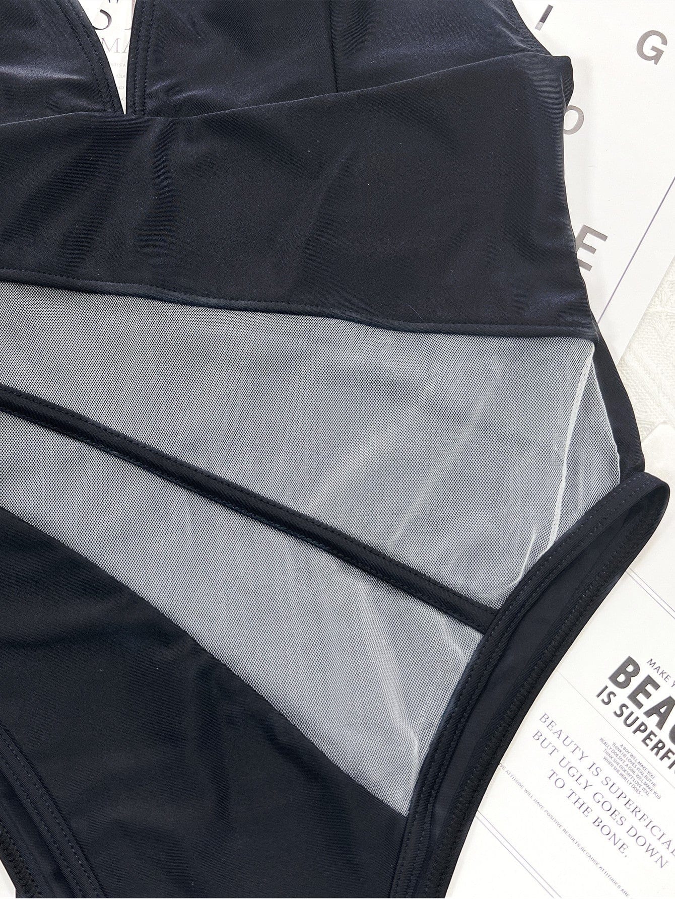 Jednoczęściowy strój kąpielowy z wycięciem na plecach