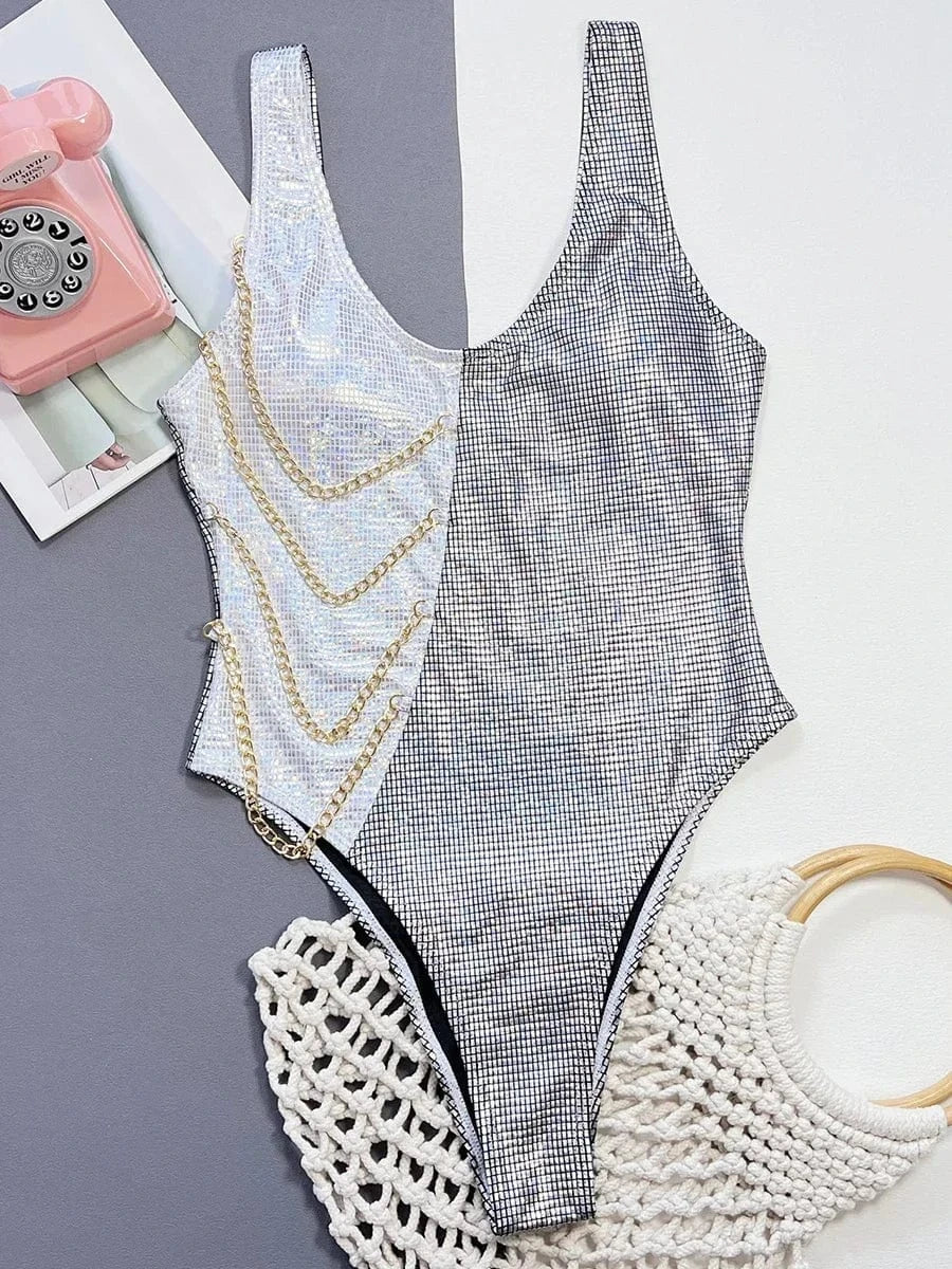 Jednoczęściowy strój kąpielowy z wycięciami na bokach