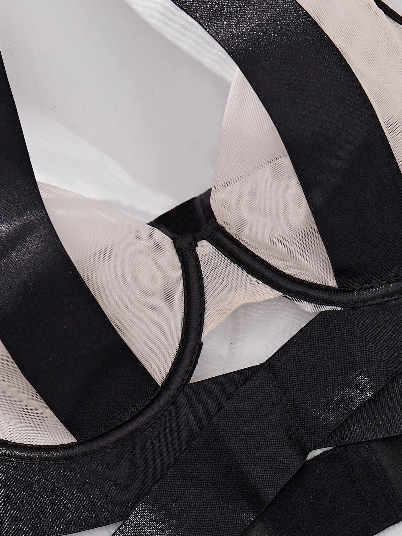 Komplet bielizny z pasami