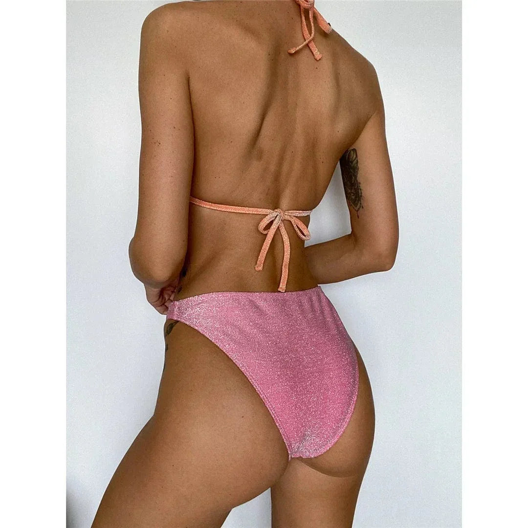 Jednoczęściowy strój kąpielowy z wyciętym dekoltem