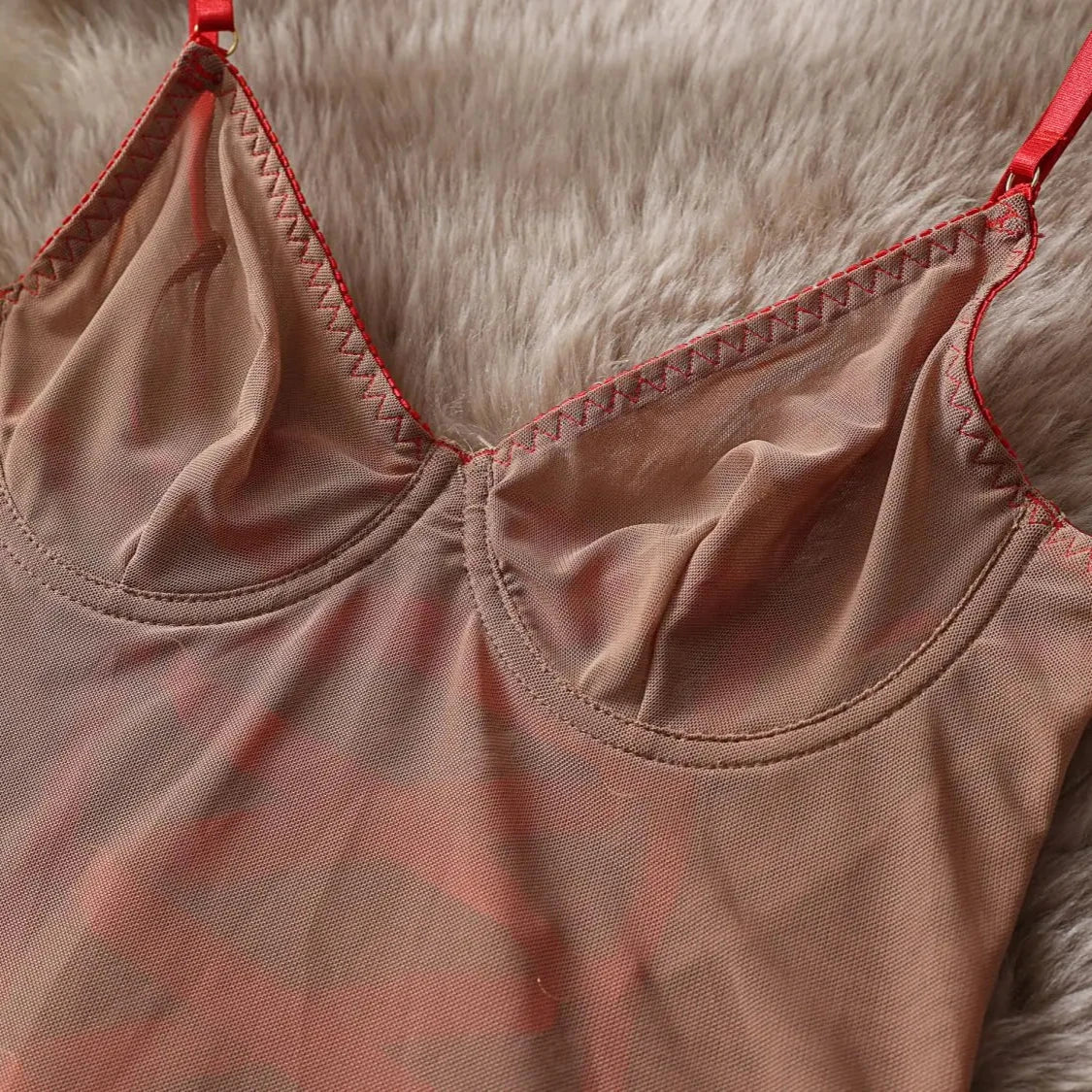 Siateczkowa koszula nocna z odważnym wiązaniem na plecach