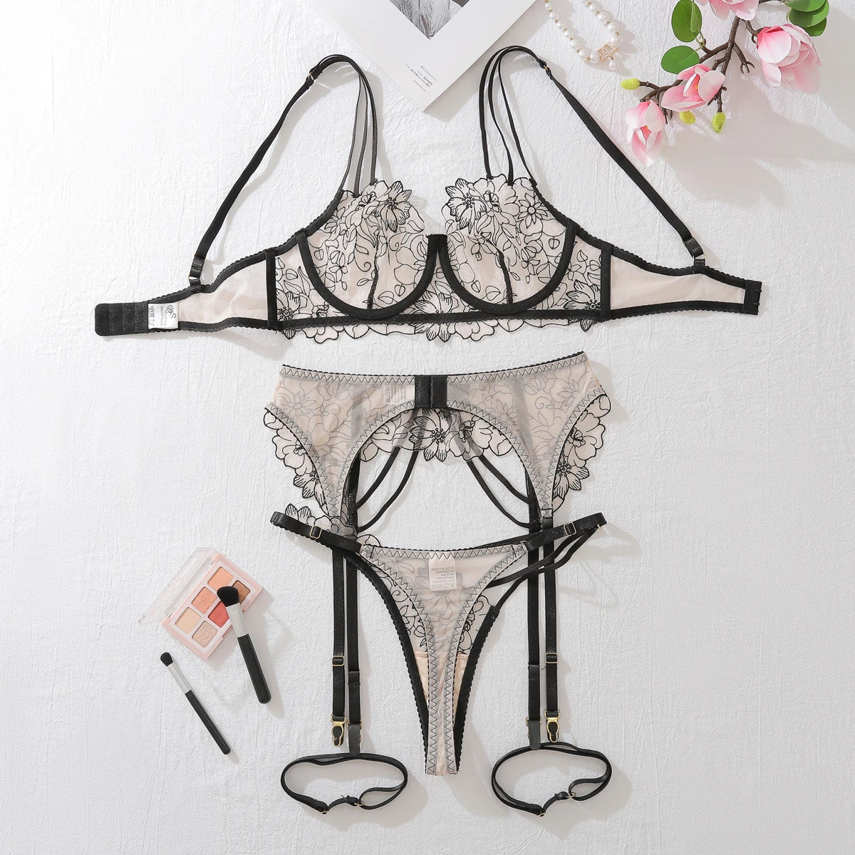 Prześwitujący komplet bielizny z haftowanymi kwiatami