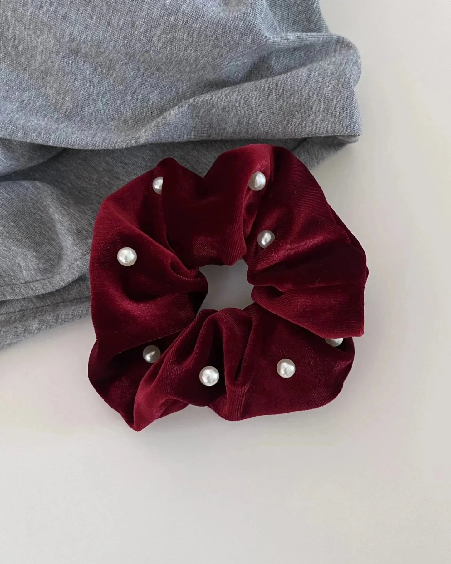 Welurowa frotka do włosów scrunchie z perełkami