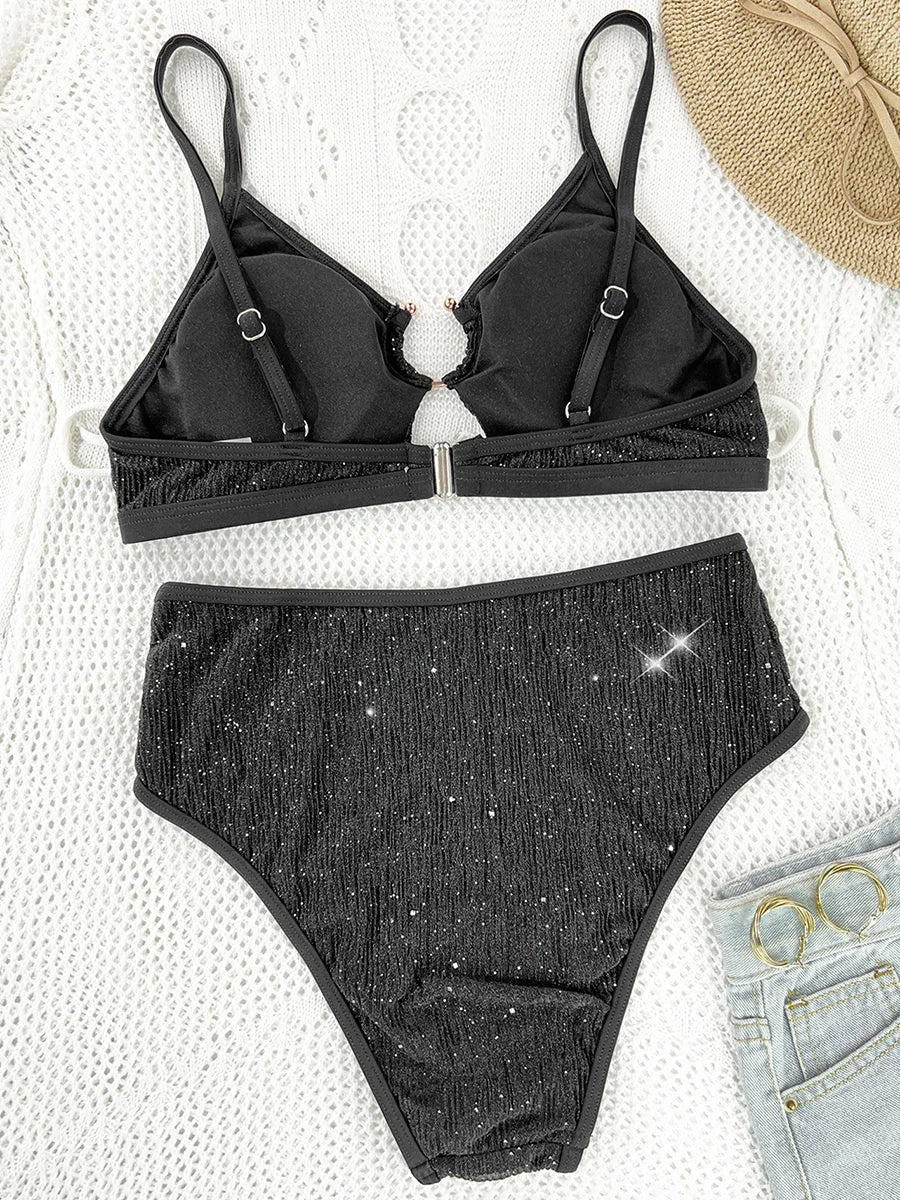 Dwuczęściowy strój kąpielowy z ozdobnym pierścieniem na dekolcie