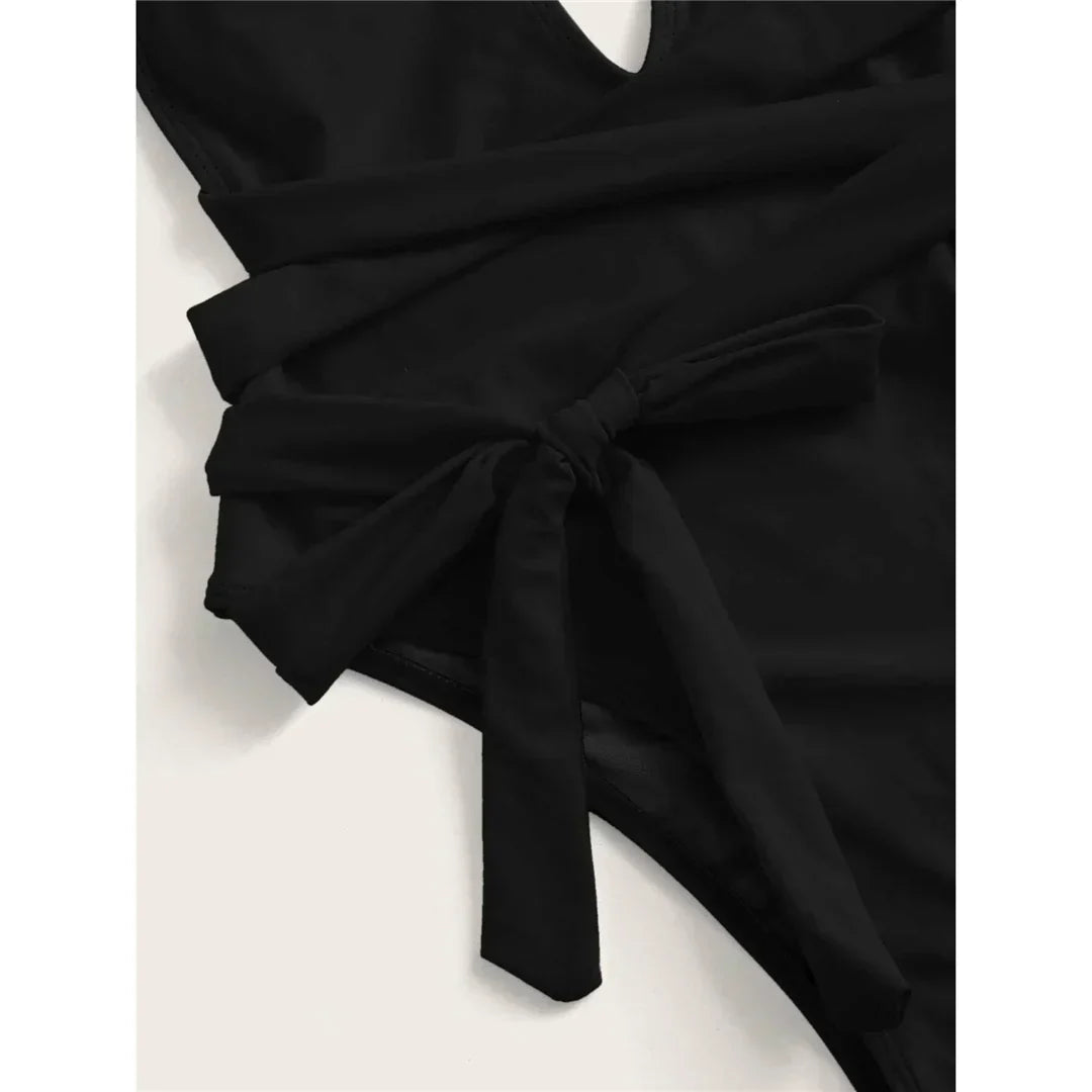 Jednoczęściowy strój kąpielowy z głębokim dekoltem w kształcie litery V