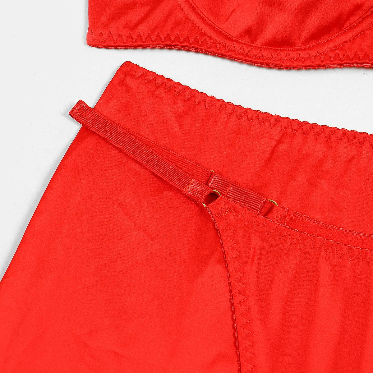 Satynowy komplet bielizny z koronkowymi wstawkami