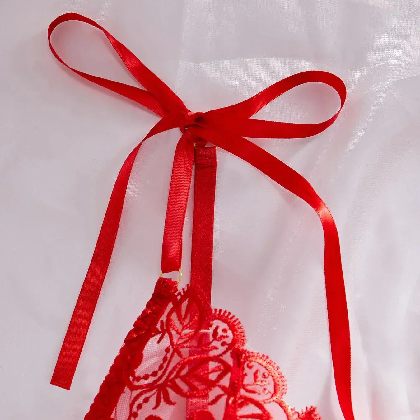 Koronkowe body z głębokim dekoltem w literę V