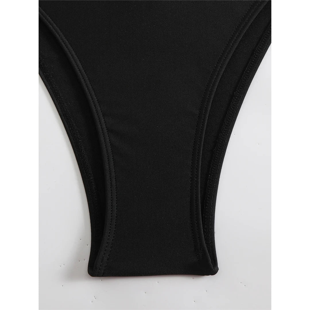 Monokini z mocnymi wycięciami