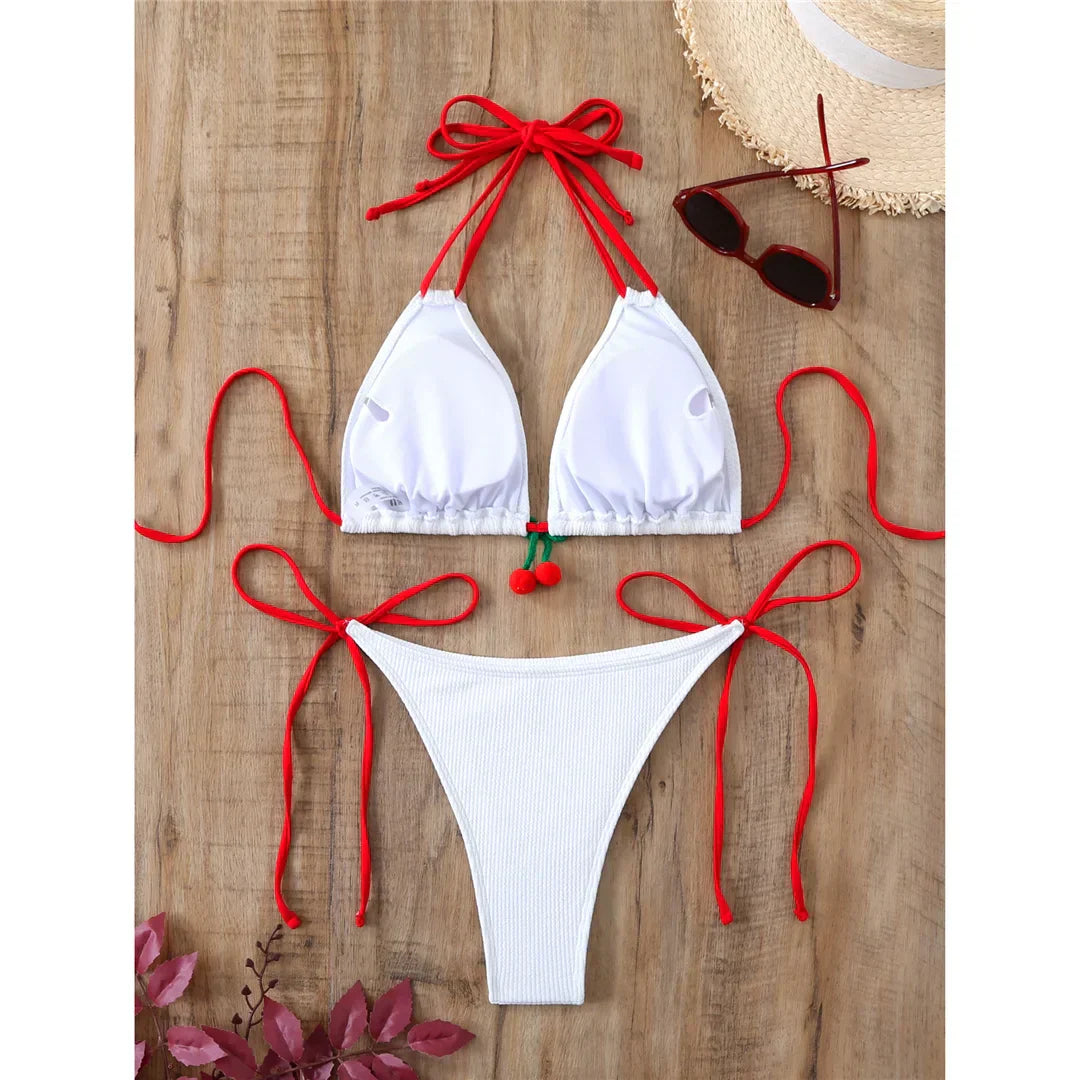 Dwuczęściowy strój kąpielowy z ozdobną wisienką