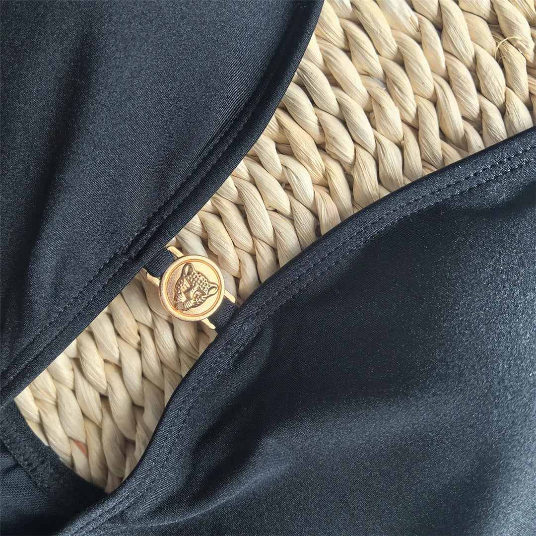 Jednoczęściowy strój kąpielowy z głębokim dekoltem