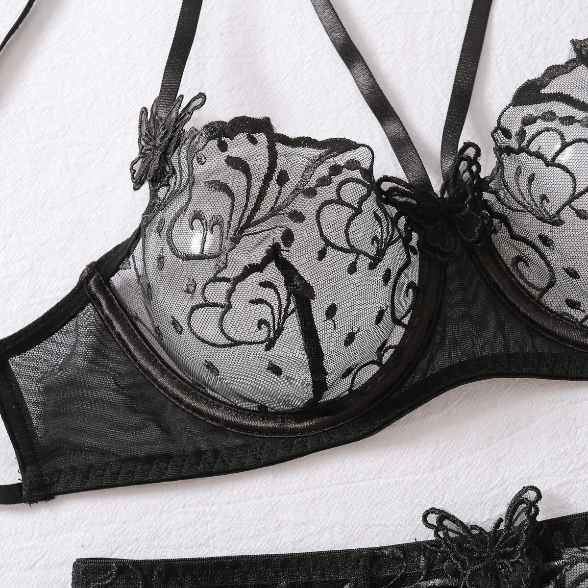 Komplet bielizny z ozdobnymi motylkami