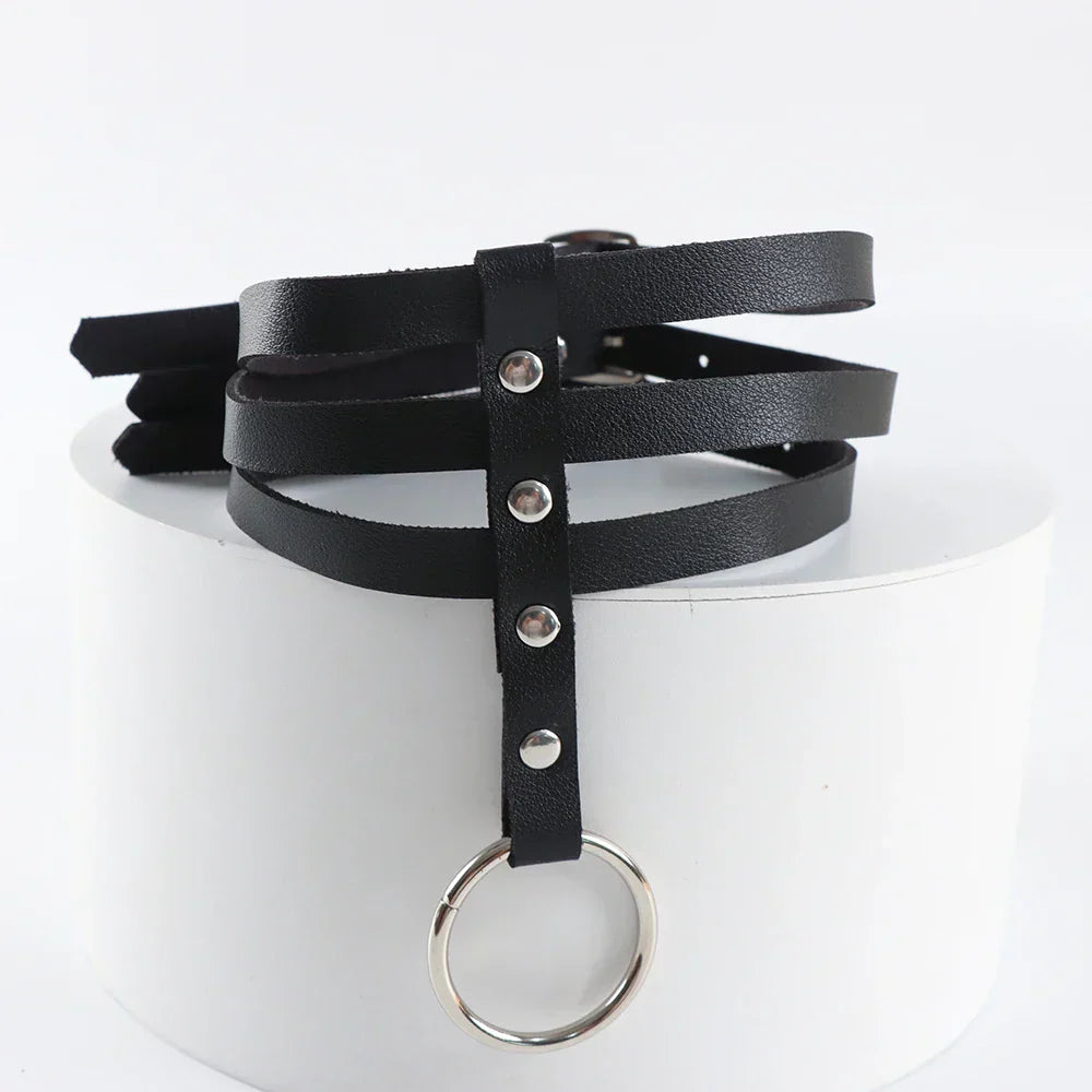 Choker w motywie harnessu z regulowanymi paskami