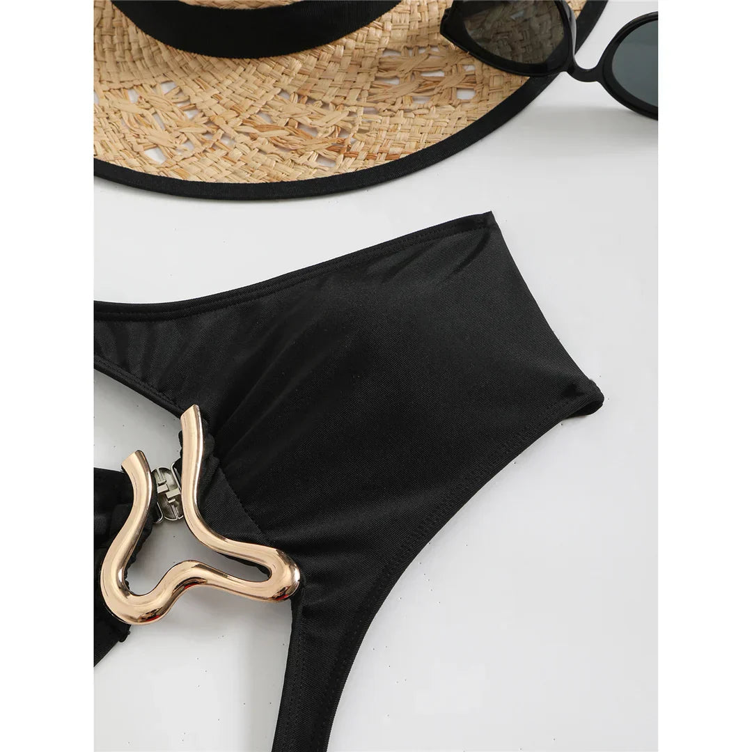 Monokini z mocnymi wycięciami