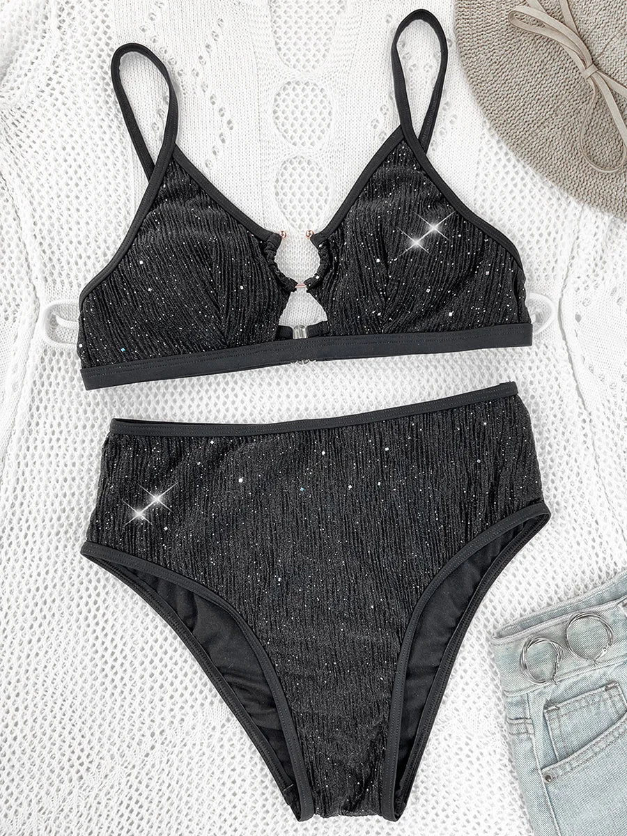 Dwuczęściowy strój kąpielowy z ozdobnym pierścieniem na dekolcie