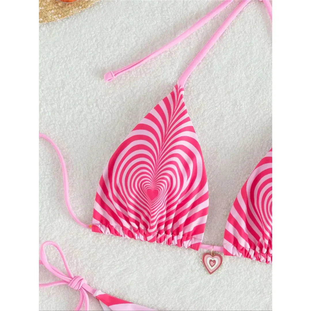 Dwuczęściowy strój kąpielowy z hipnotyzującym wzorem w serca