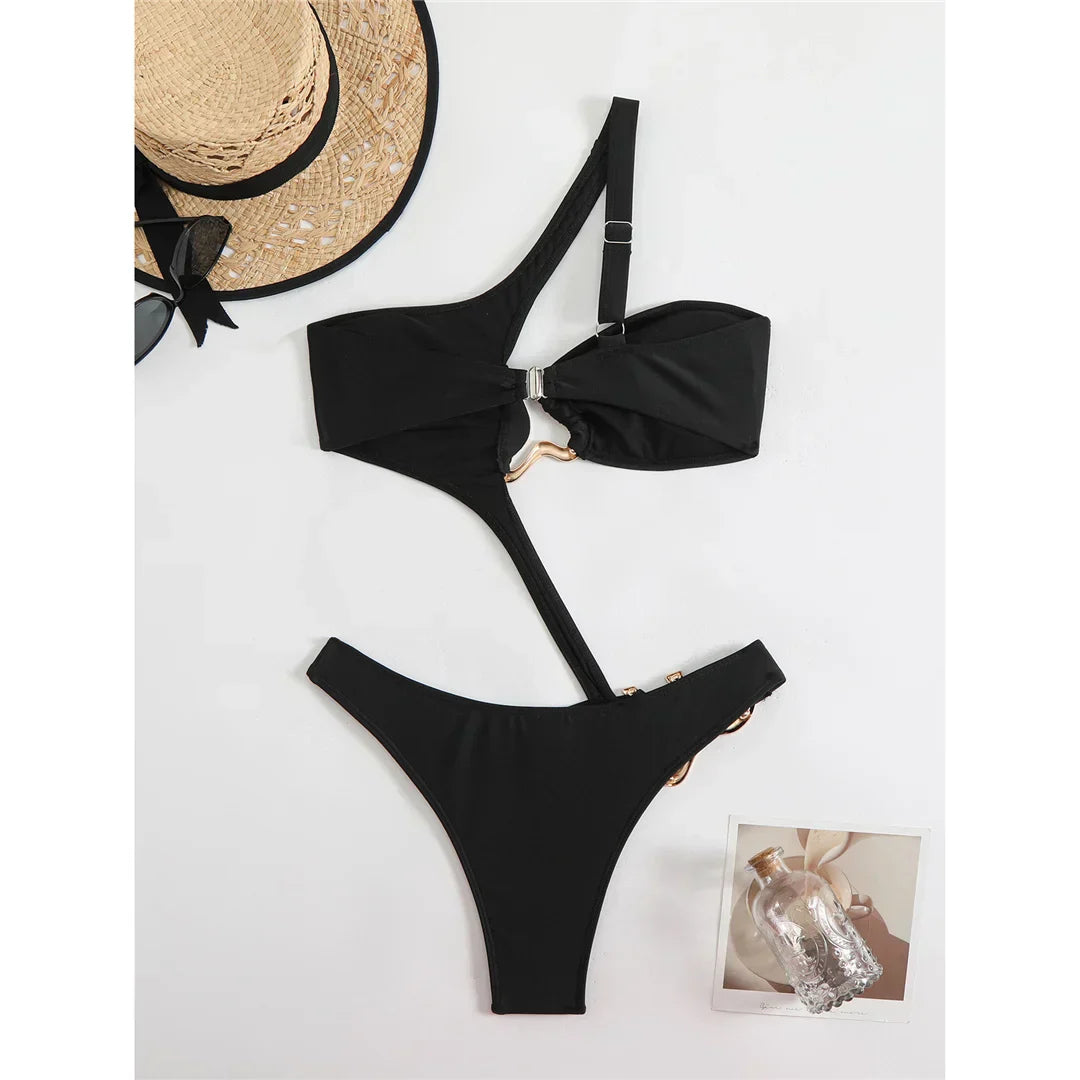 Monokini z mocnymi wycięciami