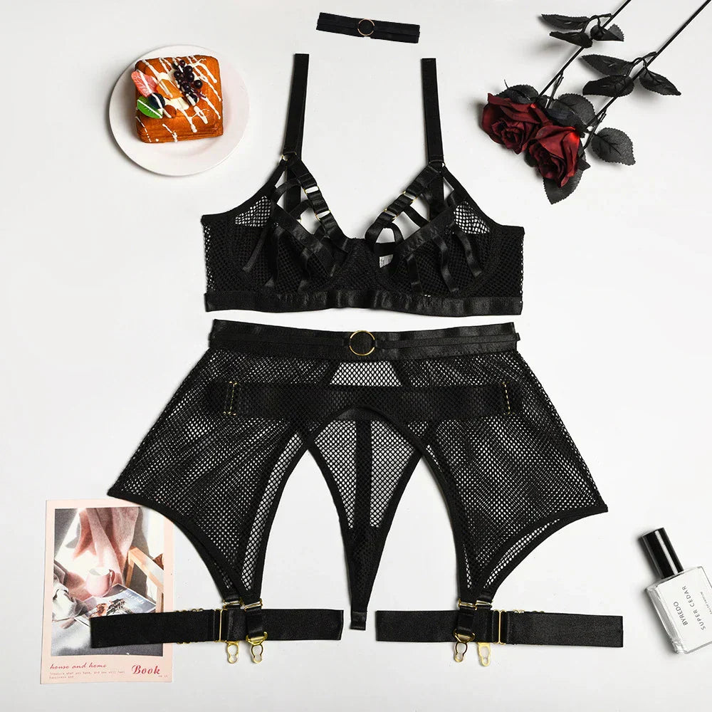 Komplet bielizny z siateczkowymi wcięciami