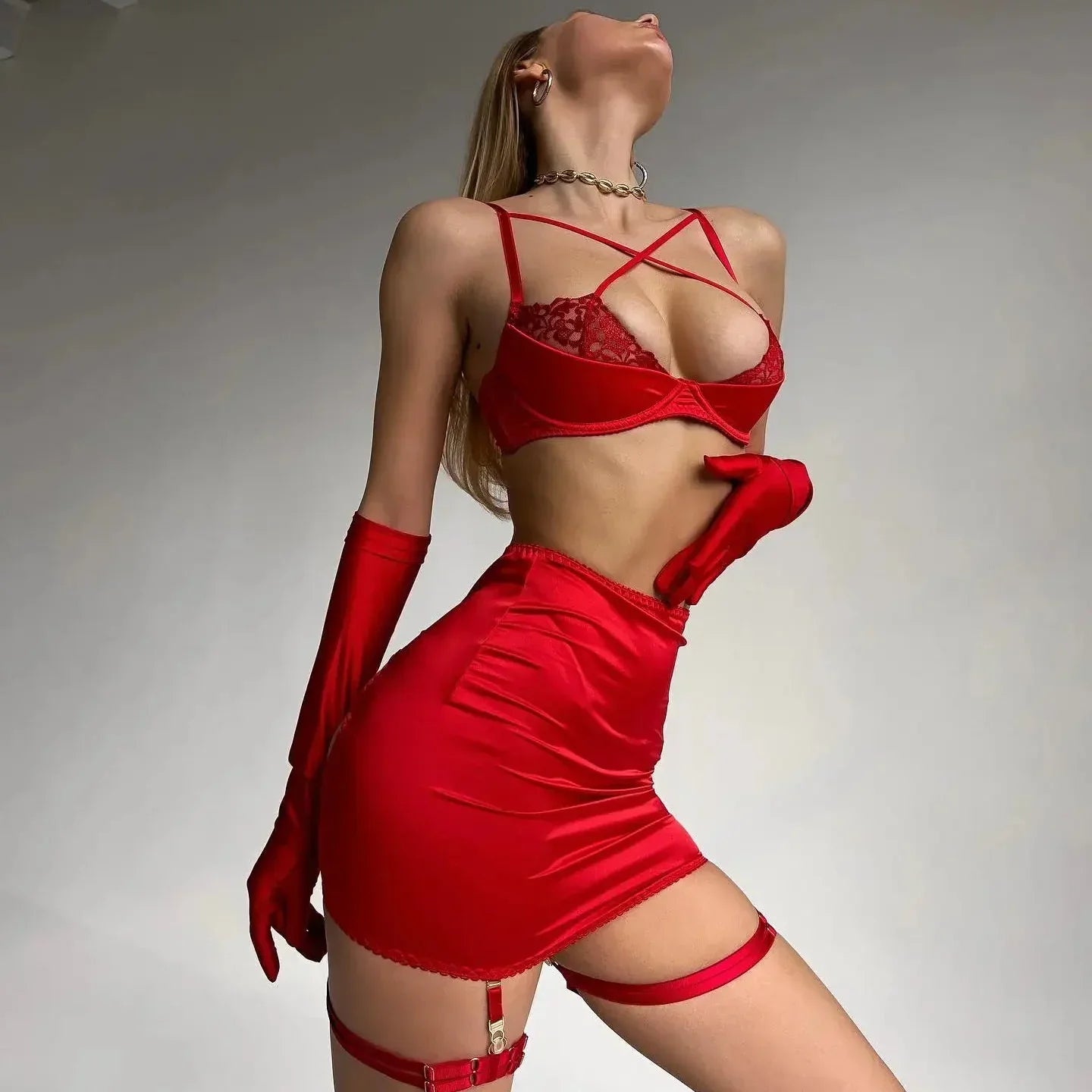 Satynowy komplet bielizny z koronkowymi wstawkami