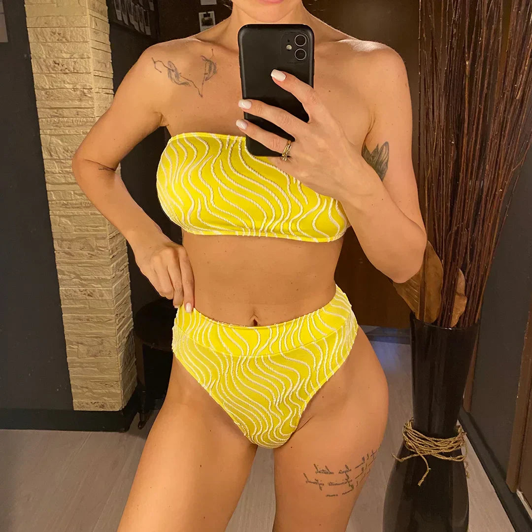 Dwuczęściowy strój kąpielowy z unikalną fakturą