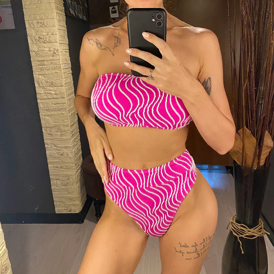 Dwuczęściowy strój kąpielowy z unikalną fakturą