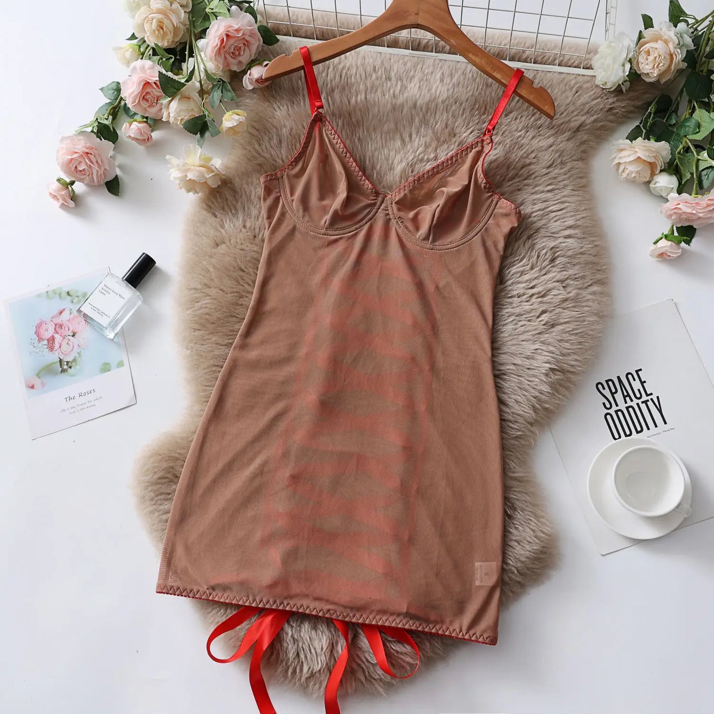 Siateczkowa koszula nocna z odważnym wiązaniem na plecach