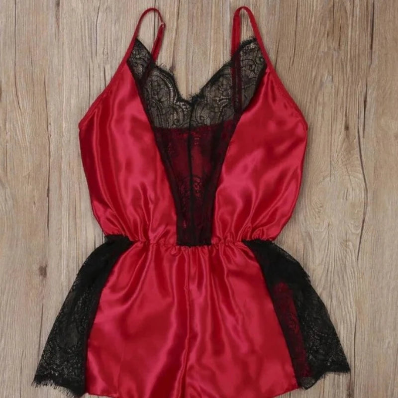 Jednoczęściowa piżama damska z koronkowymi wstawkami - Czerwony / S