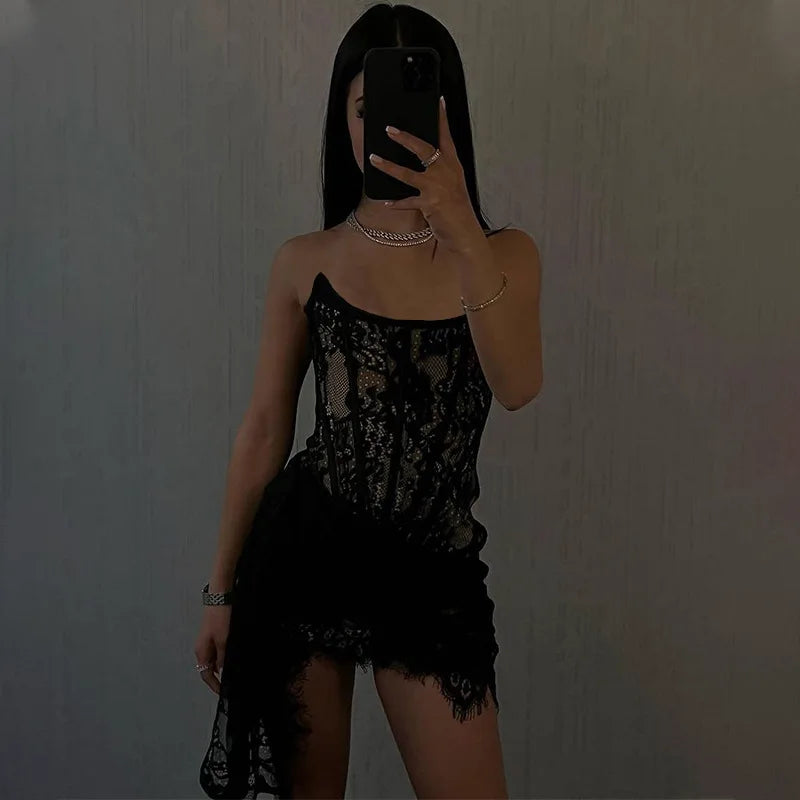 Koronkowa sukienka z odkrytymi ramionami - Czarny / S