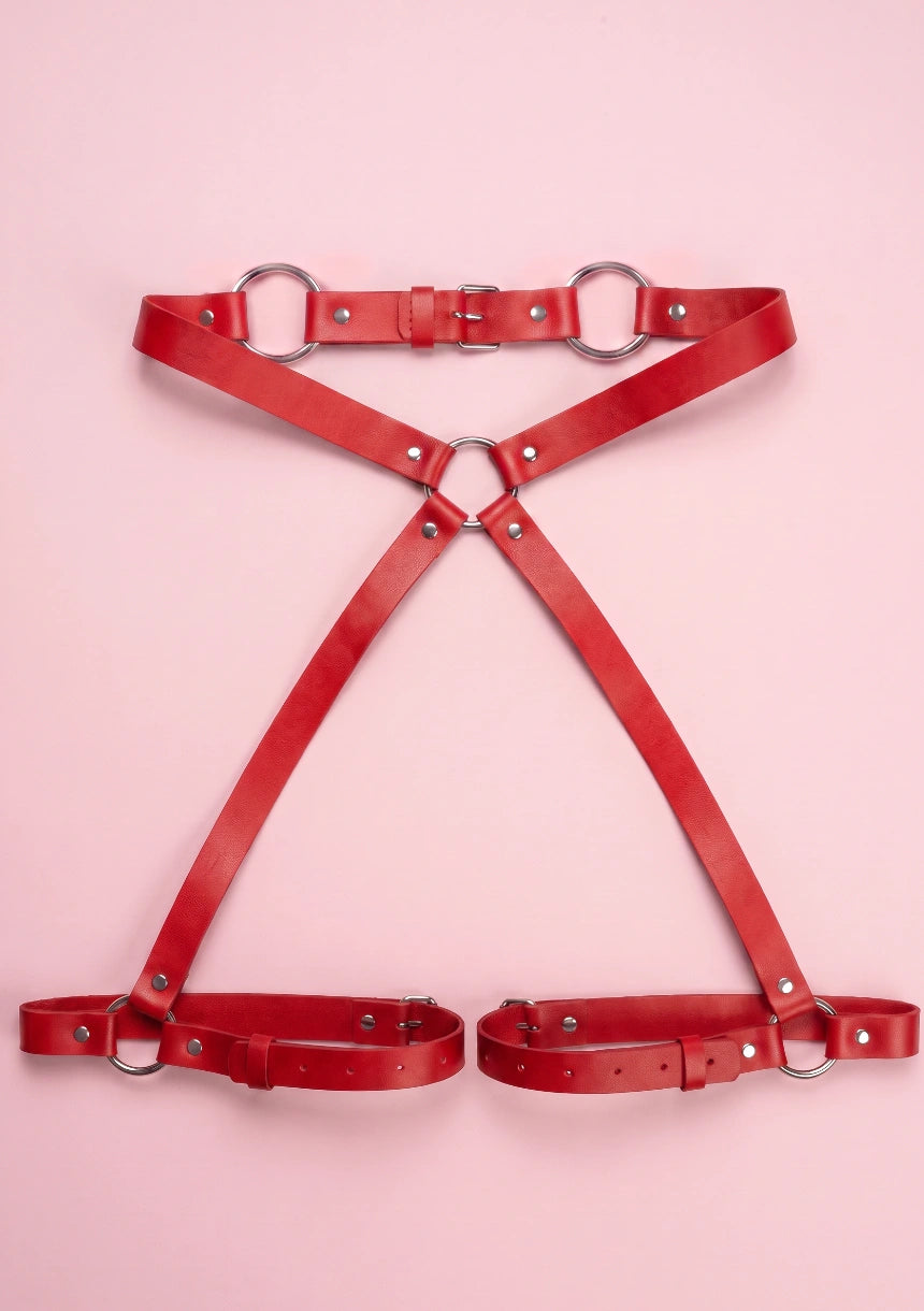 Harness na biodra z ozdobnymi pierścieniami