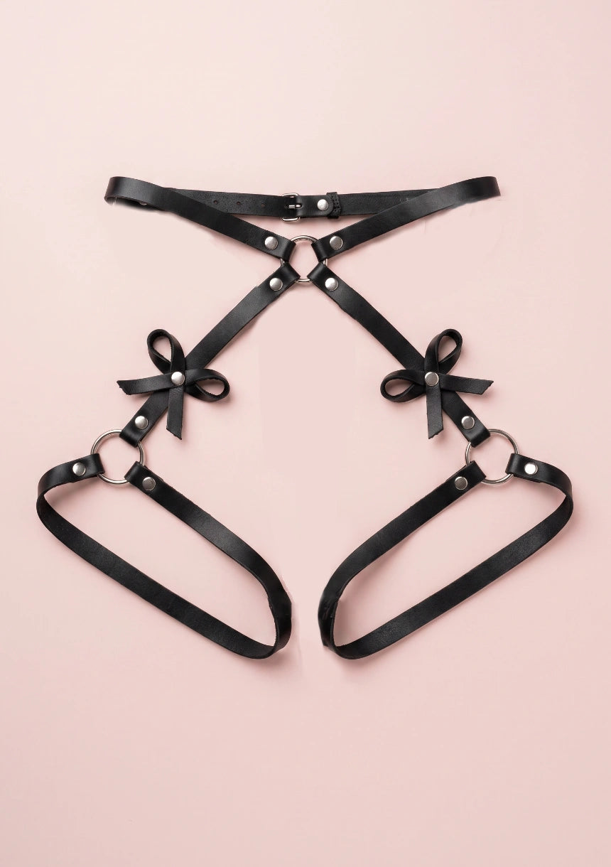 Harness z regulowanymi paskami i kokardkami