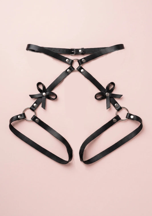 Harness z regulowanymi paskami i kokardkami